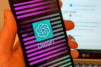 Mano sujetando un smartphone mostrando el logo de ChatGPT.