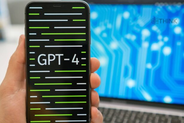 Mano sosteniendo teléfono con "GPT-4" en la pantalla, con un ordenador portátil desenfocado de fondo. Comparativa GPT-4 vs GPT-4o.