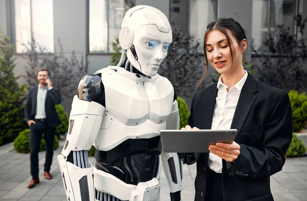 Abogada colaborando con un robot, mostrando la evolución de los Asistentes Jurídicos con IA en el sector legal del futuro.